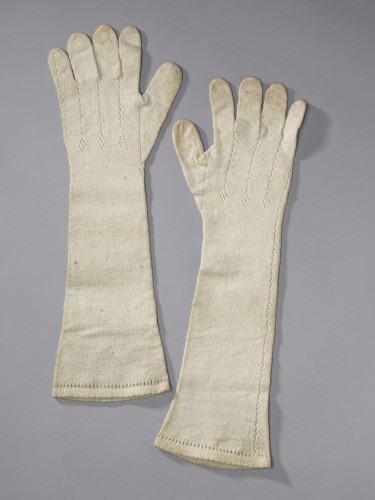 Paar lange witte gebreide katoenen handschoenen met ajour naadjes op de rug